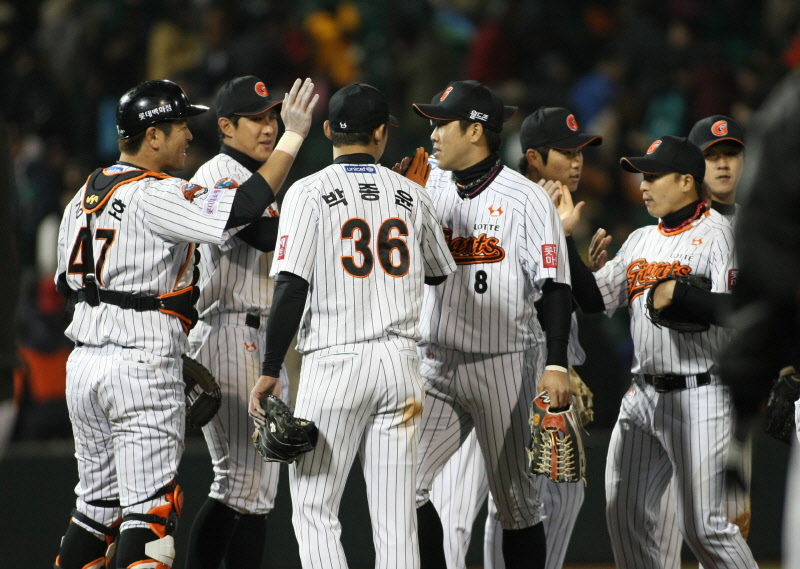 경기를 승리하고 하이파이브를 하고 있다